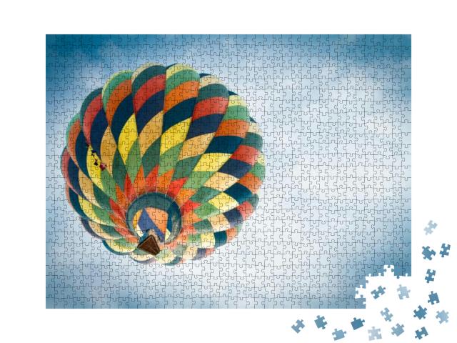 Puzzle 1000 Teile „Bunter Heißluftballon, spannende Perspektive von unten“