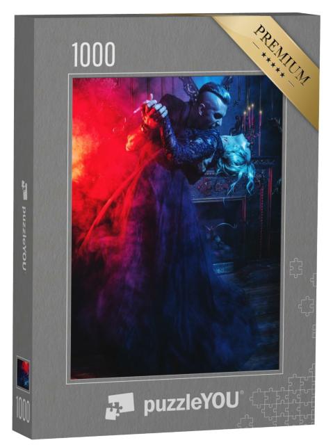 Puzzle 1000 Teile „Vampir und junge Frau tanzen vor einem Kamin“