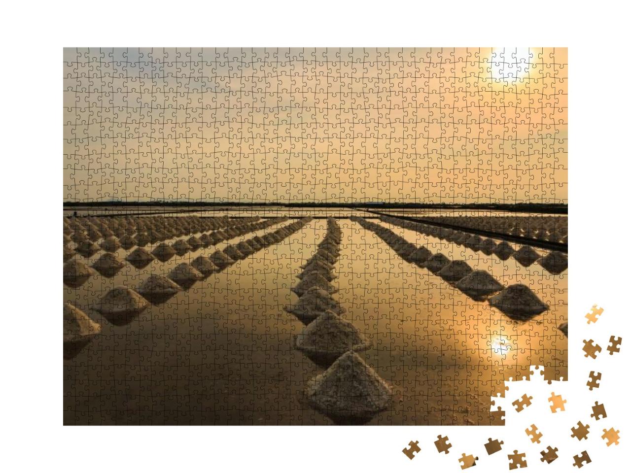 Puzzle 1000 Teile „Schöne Landschaft bei Sonnenuntergang, Salzfarm, Thailand“