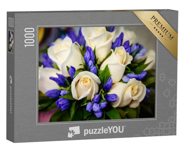 Puzzle 1000 Teile „Hochzeitsstrauß aus weißen Rosen und blauen Hyazinthenblüten“