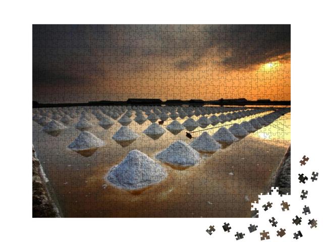 Puzzle 1000 Teile „Sonnenuntergang über den Salzfeldern von Phetchaburi, Thailand“