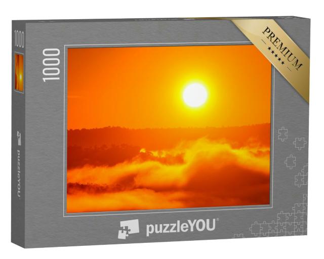 Puzzle 1000 Teile „Gold-orangener Sonnenuntergang über nebligem Wald“