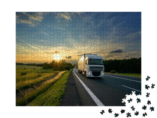 Puzzle 1000 Teile „Weißer Lastwagen fährt in den Sonnenuntergang“