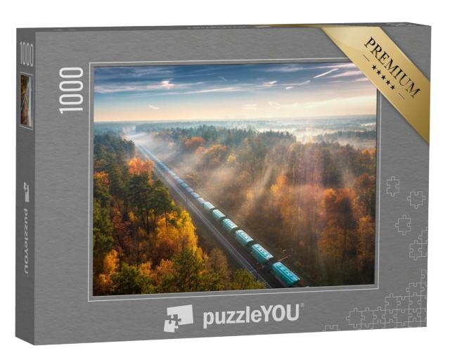 Puzzle 1000 Teile „Ein Güterzug im  Wald bei Sonnenaufgang, Herbst“
