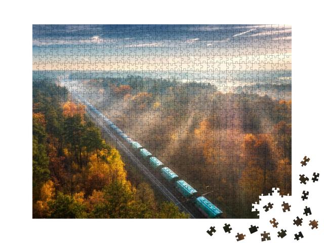 Puzzle 1000 Teile „Ein Güterzug im Wald bei Sonnenaufgang, Herbst“