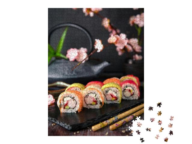 Puzzle 1000 Teile „Regenbogen-Sushi-Rolle mit Lachs, Thunfisch, Avocado, Riesengarnele und Frischkäse“