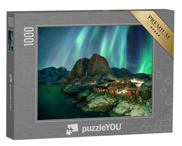 Puzzle 1000 Teile „Nordlicht über Fischerdorf mit Bergkette, Küste von Hamnøy, Norwegen“