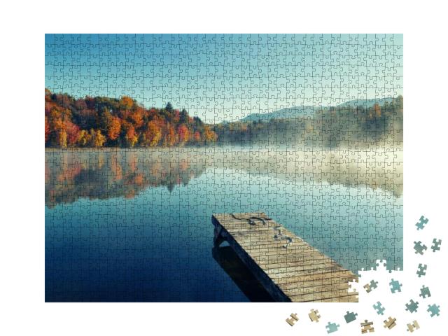 Puzzle 1000 Teile „Ein malerischer See im herbstlichen Frühnebel“