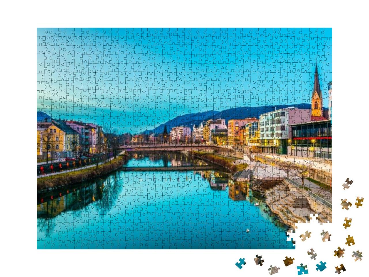 Puzzle 1000 Teile „Blick auf ein Ufer der Drau bei Sonnenuntergang in Villach, Österreich“