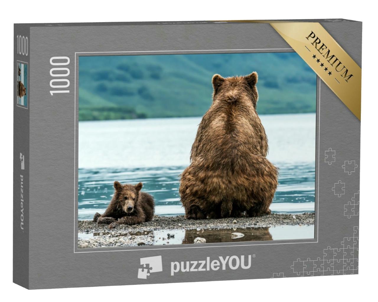 Puzzle 1000 Teile „Eine Bärenmutter mit Jungtier am Strand“