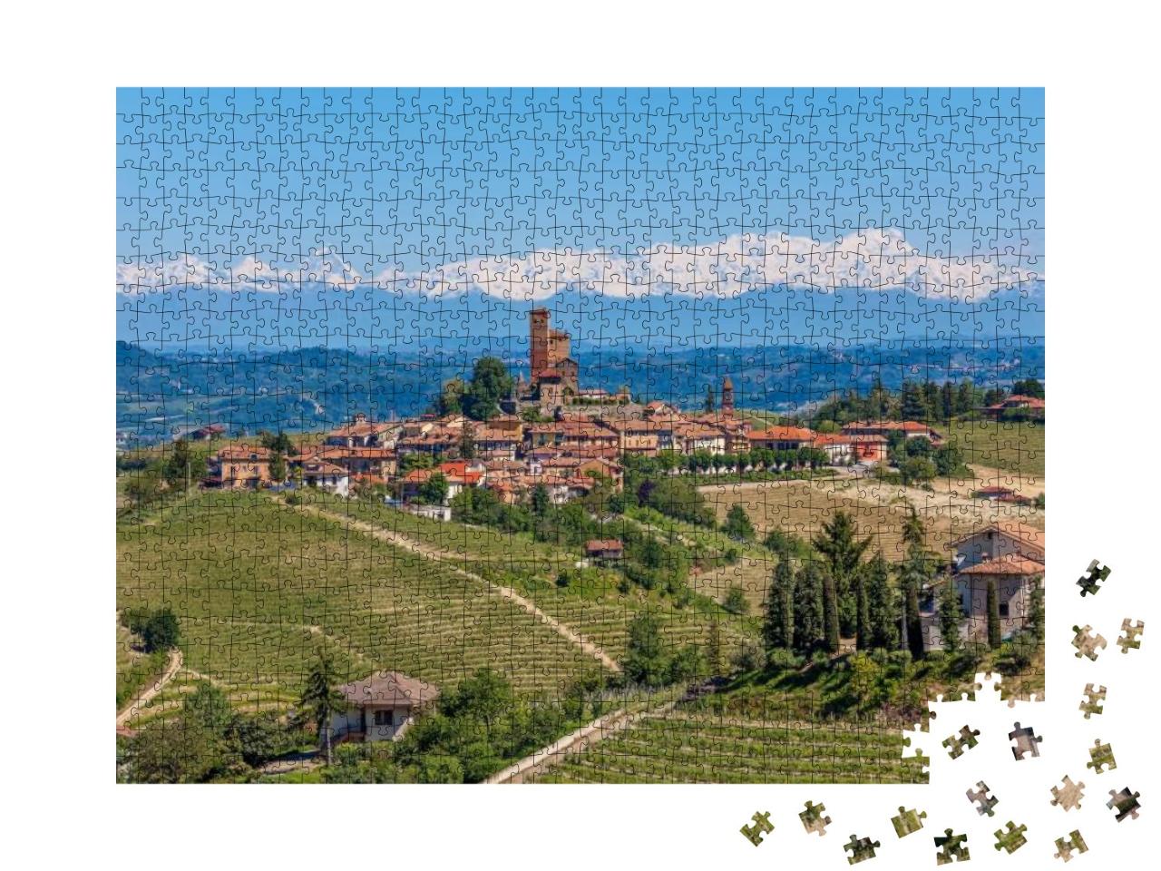 Puzzle 1000 Teile „Kleine Stadt auf einem Hügel, umgeben von grünem Weinberg“