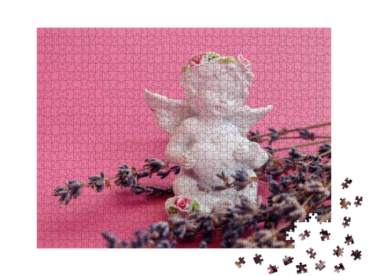 Puzzle 1000 Teile „Gipsengelfigur mit Herz und lavendelfarbenen Zweigen“