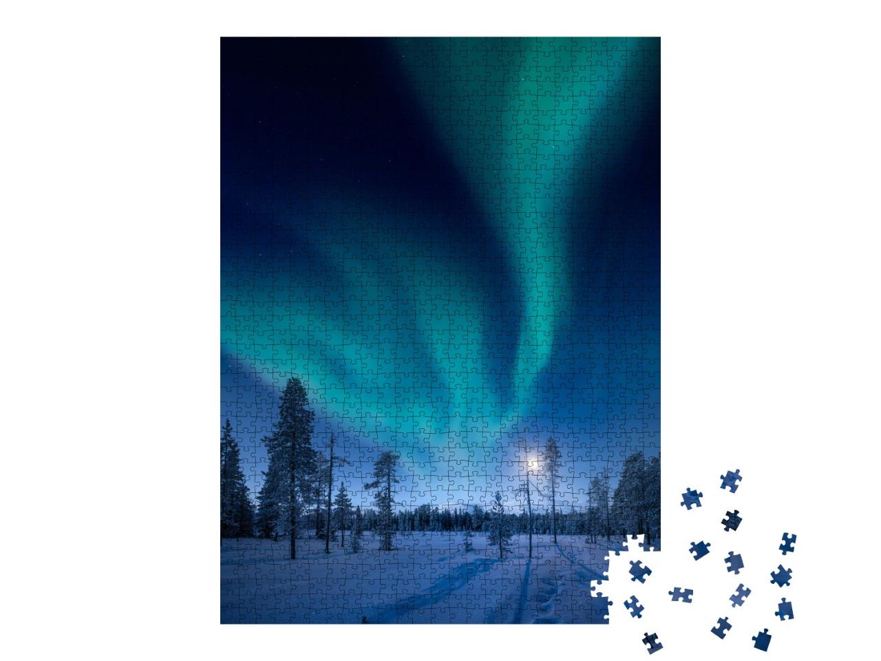 Puzzle 1000 Teile „Mond und Nordlicht in Finnland, im Hintergrund die Pallas-Felsen“