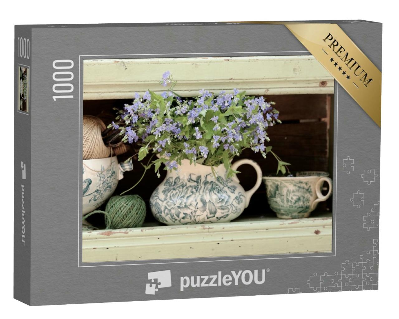 Puzzle 1000 Teile „Blaue Wildblumen in einem antiken Krug im Vintage-Stil“