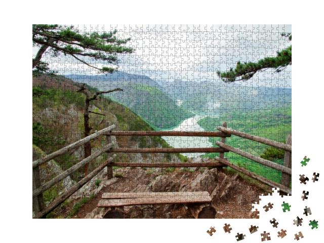 Puzzle 1000 Teile „Landschaft mit Fluss Drina, Berg und See in Serbien“
