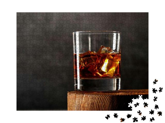 Puzzle 1000 Teile „Whiskey oder Brandy mit Eis in einem Glas “