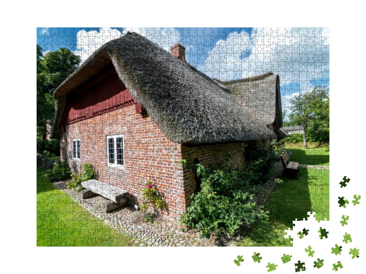 Puzzle 1000 Teile „Traditionelles Bauernhaus mit Reetdach in Norddeutschland “