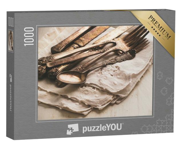 Puzzle 1000 Teile „Vintage-Silberbesteck auf dekorativen Leinenservietten“