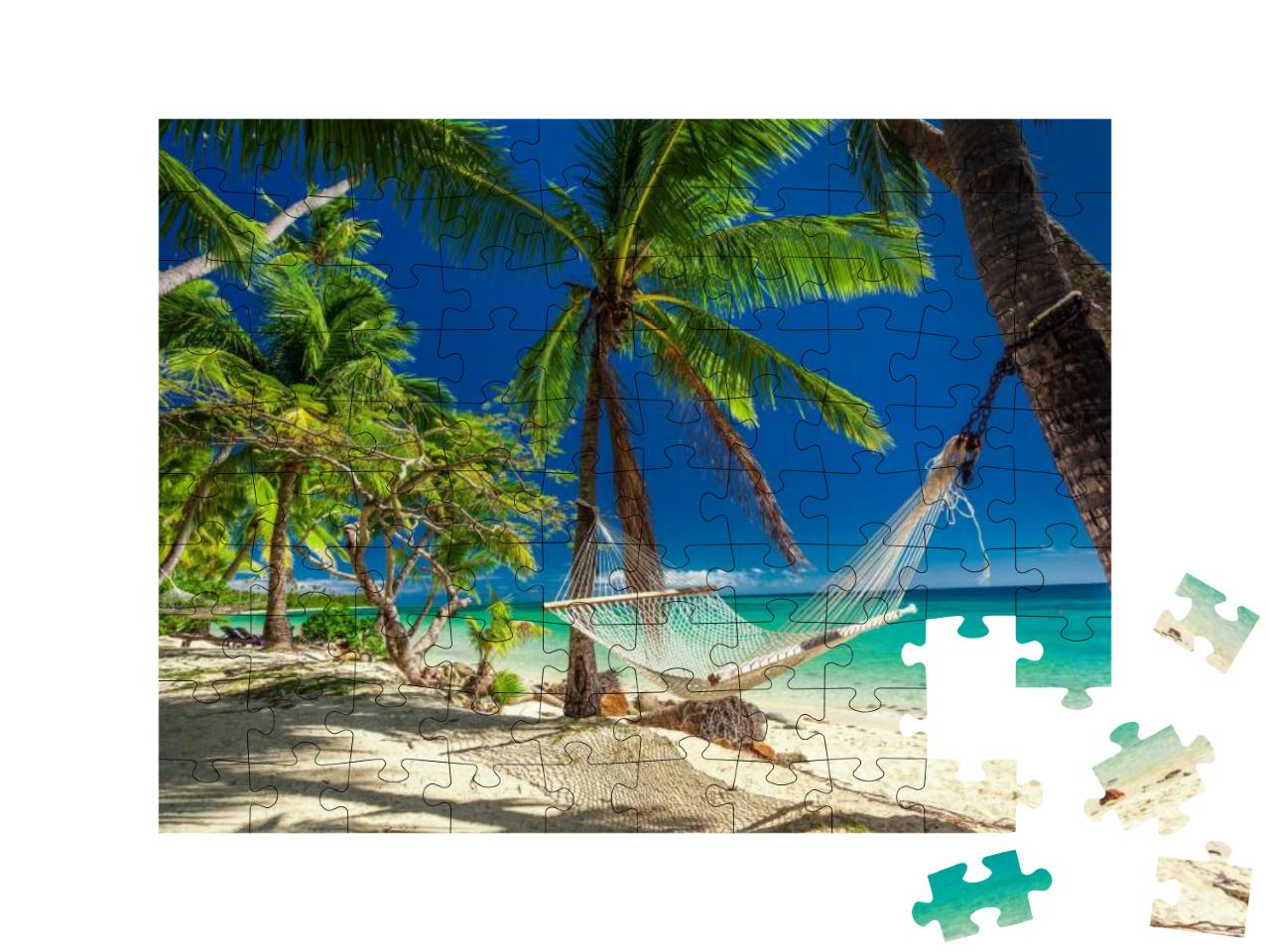 Puzzle 100 Teile „Hängematte unter tropischen Palmen, Fidschi-Inseln“