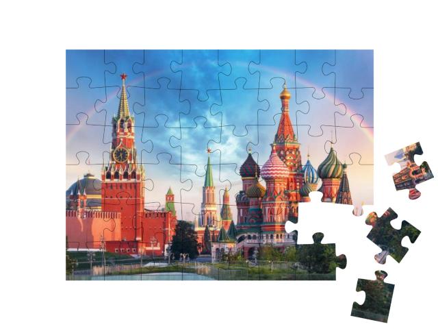 Puzzle 48 Teile „Panoramablick auf den Roten Platz mit Moskauer Kreml und Regenbogen“