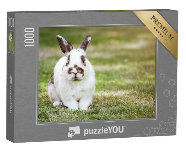Puzzle 1000 Teile „Süßes geflecktes Kaninchen auf grünem Gras“