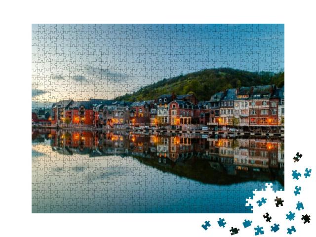 Puzzle 1000 Teile „Ansicht von Dinant am Abend, Belgien“