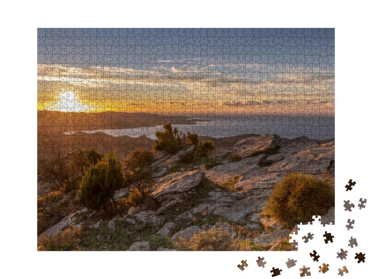 Puzzle 1000 Teile „Herbstvegetation in den Bergen von Korsika mit dem Meer im Hintergrund“