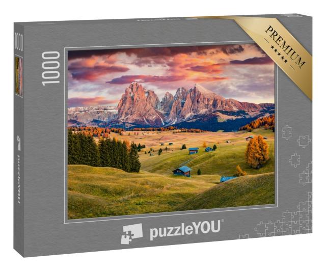 Puzzle 1000 Teile „Sonnenaufgang auf der Seiser Alm mit herbstlichen Lärchen vor dem Langkofel“