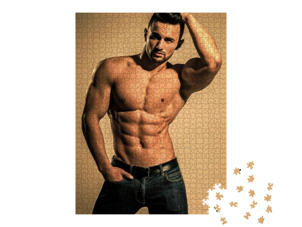 Puzzle 1000 Teile „Bodybuilder mit nacktem Oberkörper in Jeans“