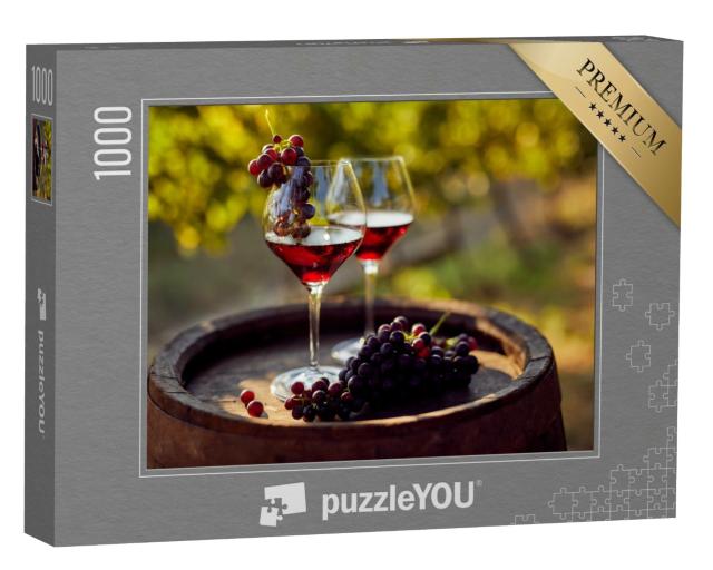 Puzzle 1000 Teile „Zwei Gläser Rotwein mit einer Flasche auf einem Holzfass“