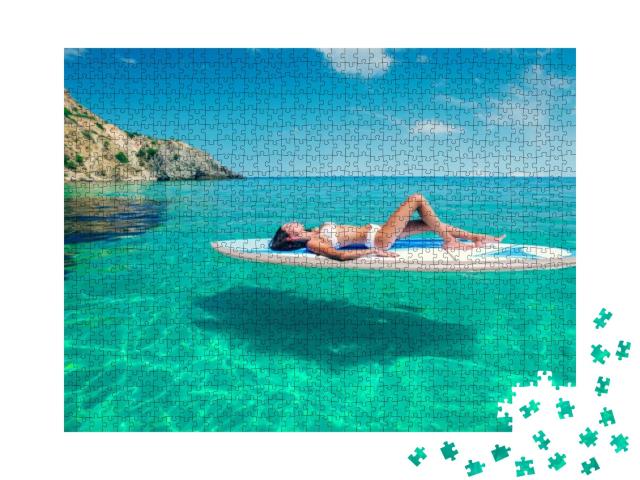 Puzzle 1000 Teile „Entspannung im Urlaub: Sonnenbad auf dem SUP-Board“