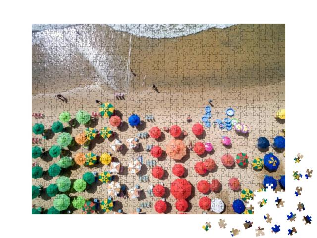 Puzzle 1000 Teile „Luftaufnahme von einem Sandstrand mit Sonnenschirmen“