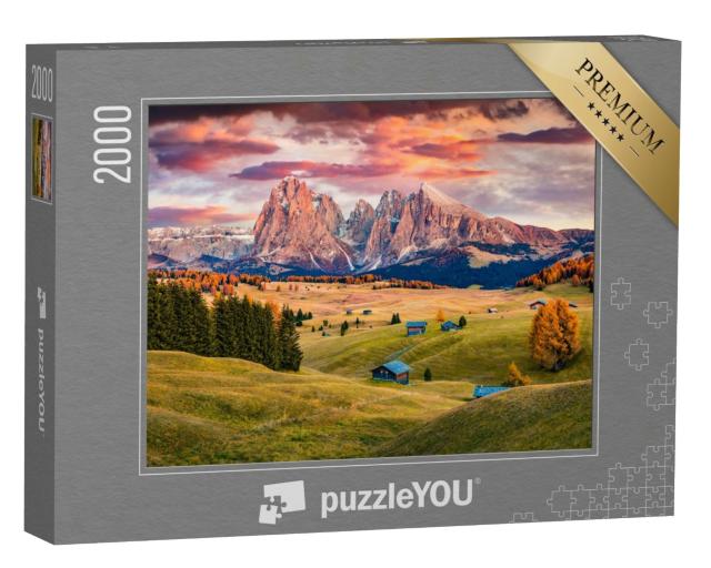 Puzzle 2000 Teile „Sonnenaufgang auf der Seiser Alm mit herbstlichen Lärchen vor dem Langkofel“