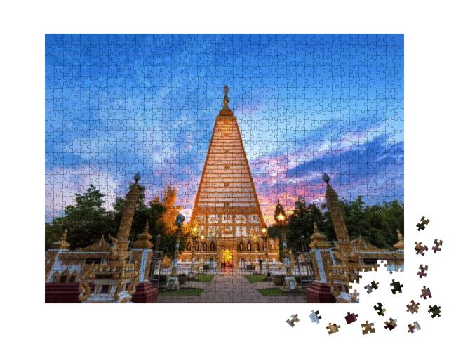 Puzzle 1000 Teile „Wat Phrathat Nong Bua in der Dämmerung, Thailand“
