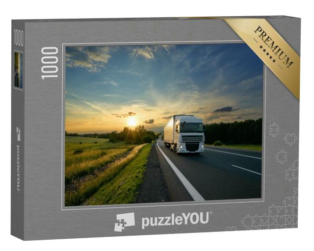 Puzzle 1000 Teile „Weißer Lastwagen fährt in den Sonnenuntergang“