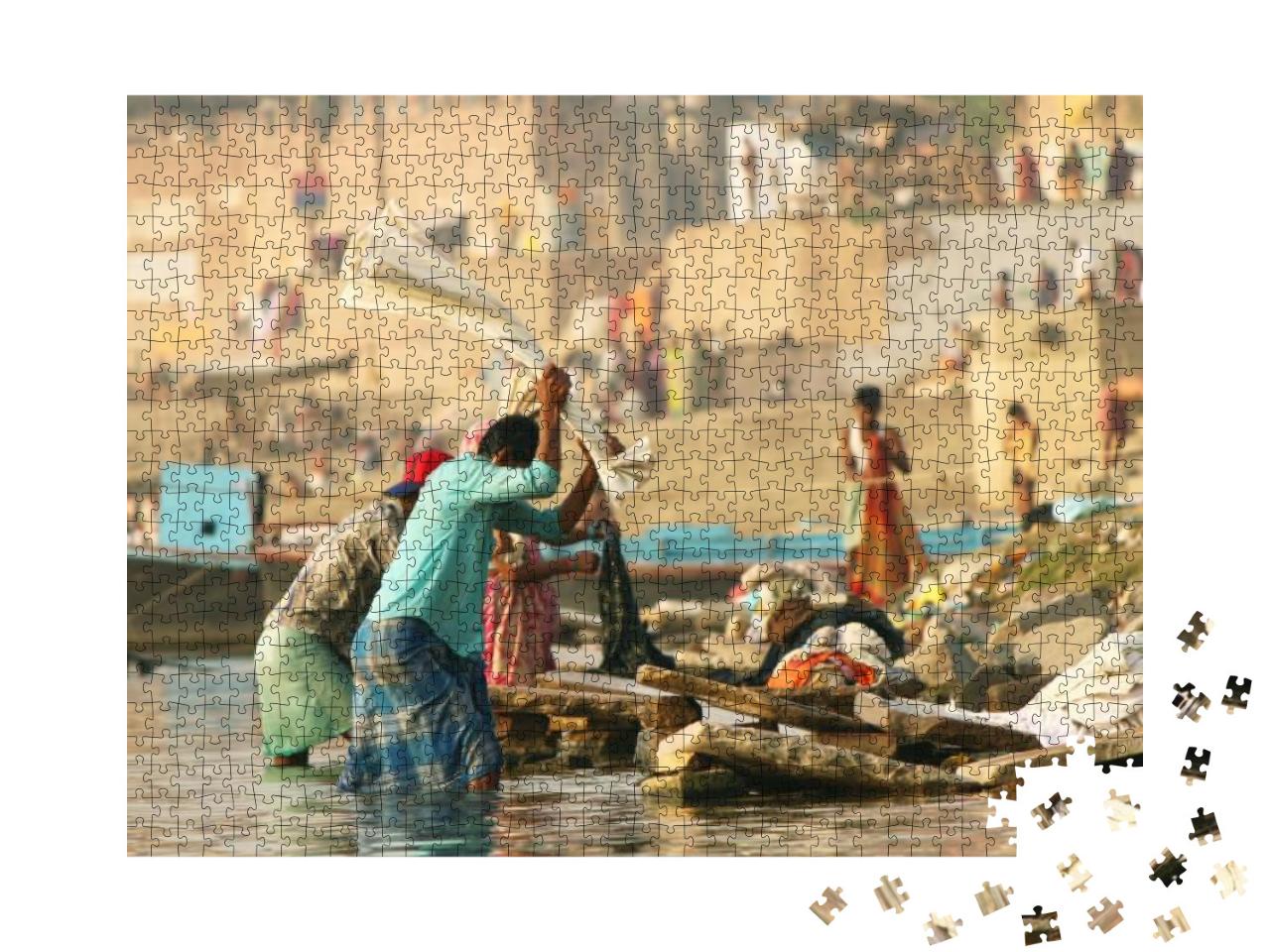 Puzzle 1000 Teile „Männer bei der Arbeit, in einer Wäscherei, Dhobighat bei Varanasi“