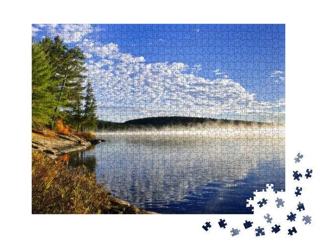 Puzzle 1000 Teile „Nebliges Seeufer im Herbst, Lake of Two Rivers, Ontario, Kanada“