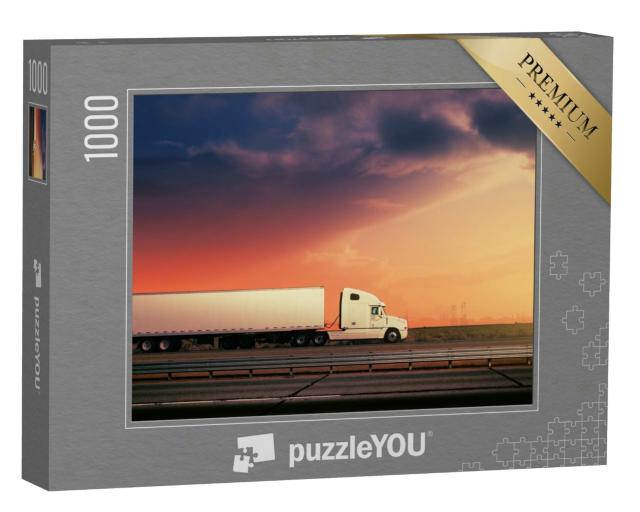 Puzzle 1000 Teile „Weißer Lastwagen auf der Autobahn mit Sonnenunterg “