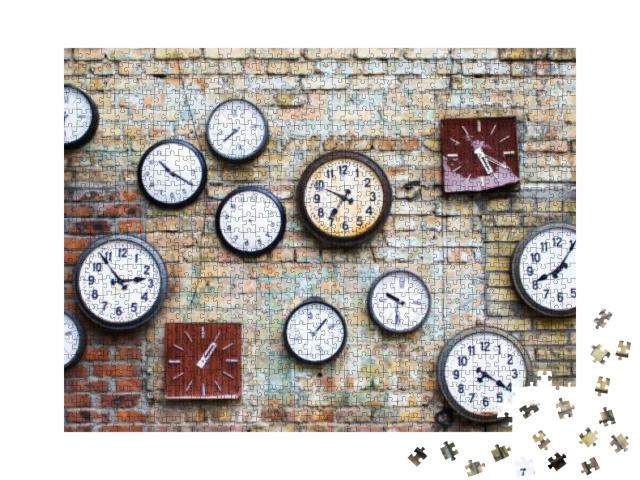 Puzzle 1000 Teile „Sammlung alter Uhren an einer Backsteinmauer“