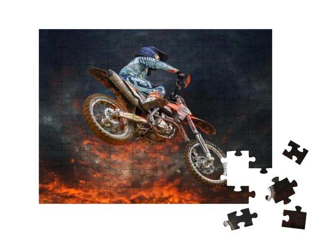 Puzzle 100 Teile „Motocross-Stunt unter glühendem Abendhimmel“