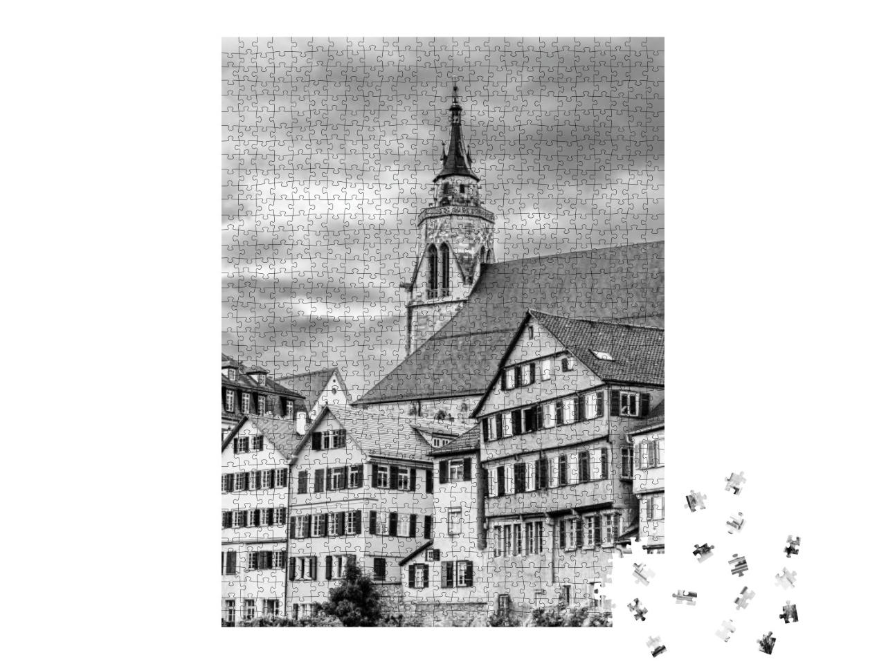 Puzzle 1000 Teile „Stiftskirche St. Georg in der Altstadt von Tübingen, schwarz-weiß“