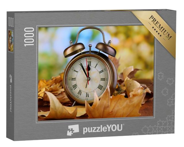 Puzzle 1000 Teile „Alte Uhr auf Blättern im Herbst“