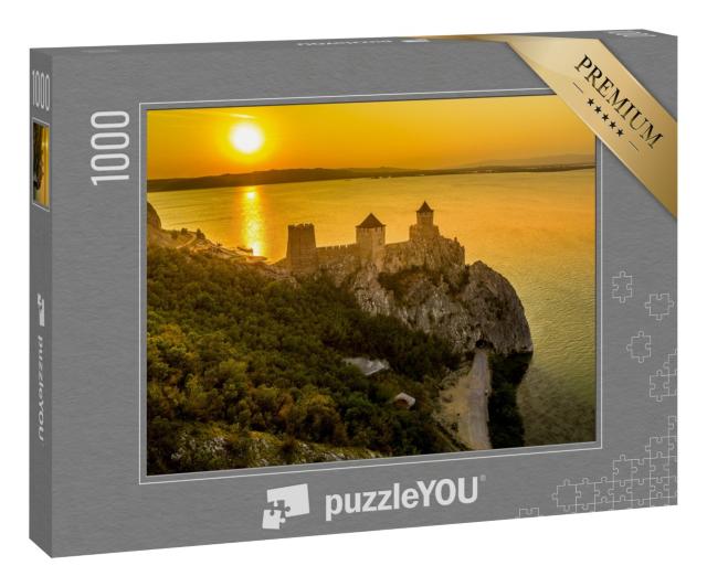 Puzzle 1000 Teile „Silhouette der Burg Golubac bei Sonnenuntergang in Serbien entlang der Donau“