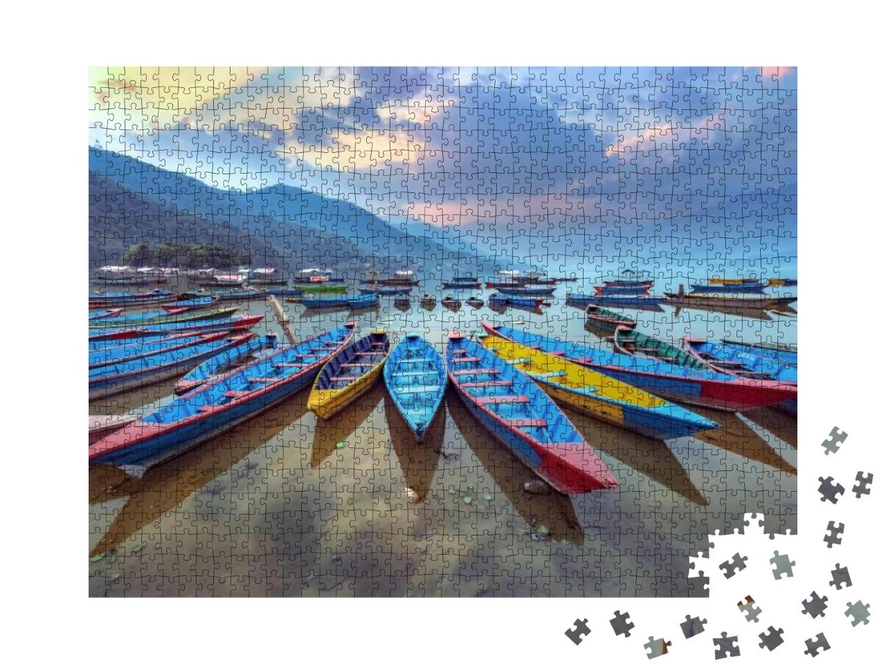 Puzzle 1000 Teile „Typische bunte Ruderboote am Ufer des Phewa-Sees, Nepal“