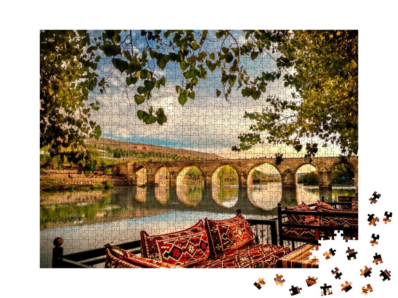 Puzzle 1000 Teile „Historische zehnäugige Brücke, Diyarbakir, Türkei“