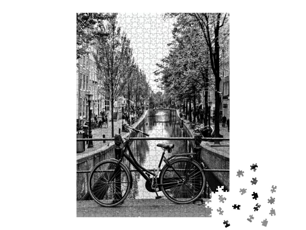 Puzzle 1000 Teile „Fahrrad auf einer Amsterdamer Grachtenbrücke, schwarz-weiß“