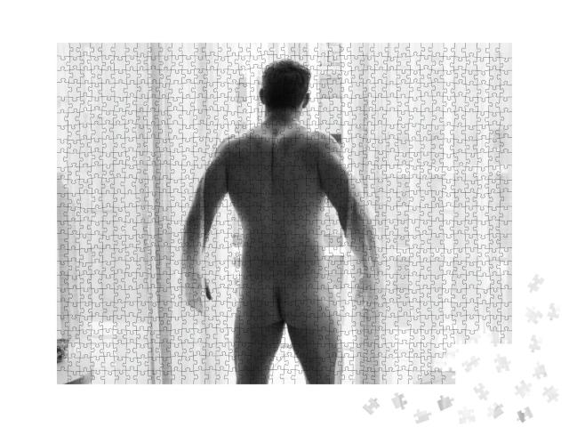 Puzzle 1000 Teile „Aktfotografie: Nackter Mann am Fenster“