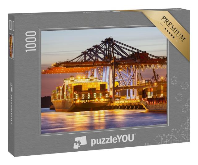 Puzzle 1000 Teile „Angedocktes Containerschiff im Hafen in der Abenddämmerung“