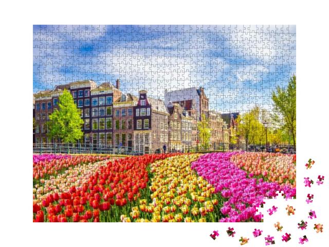 Puzzle 1000 Teile „Wunderschöne alte Gebäude und Tulpen in Amsterdam, Niederlande“