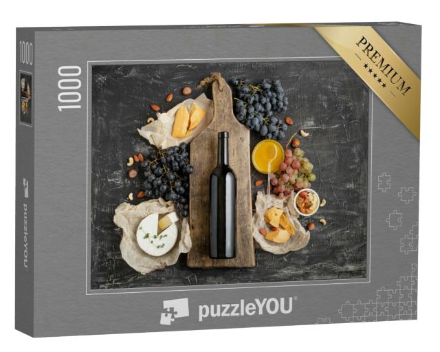 Puzzle 1000 Teile „Rotweinflasche auf einem Schneidebrett aus Holz, Käse und Trauben“